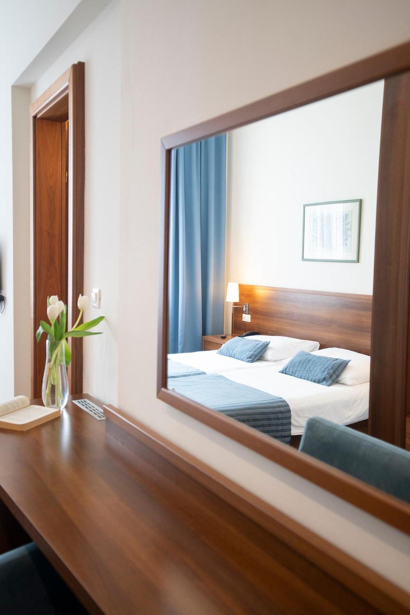 Aminess Vival Velaris Resort Supetar Ngoại thất bức ảnh