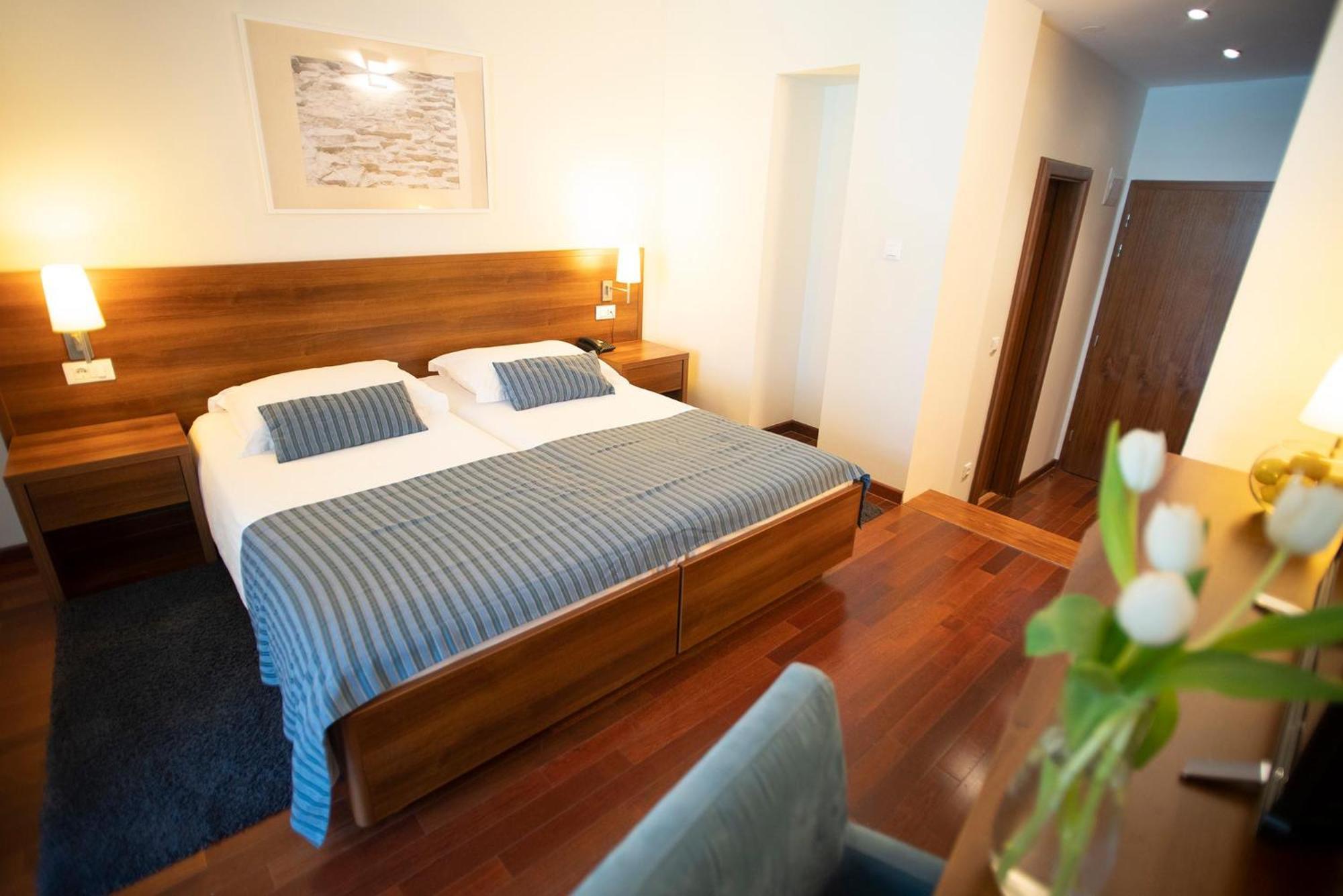Aminess Vival Velaris Resort Supetar Ngoại thất bức ảnh